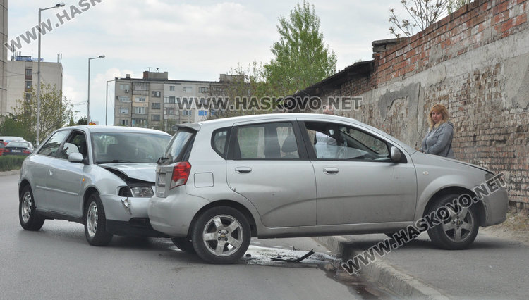 Ауди и Шевролет катастрофираха до бившата казарма в Хасково