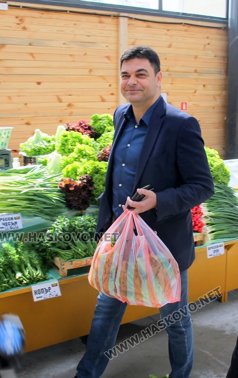 Заработи новият Бабин пазар в Димитровград – кметът и областният си напазаруваха