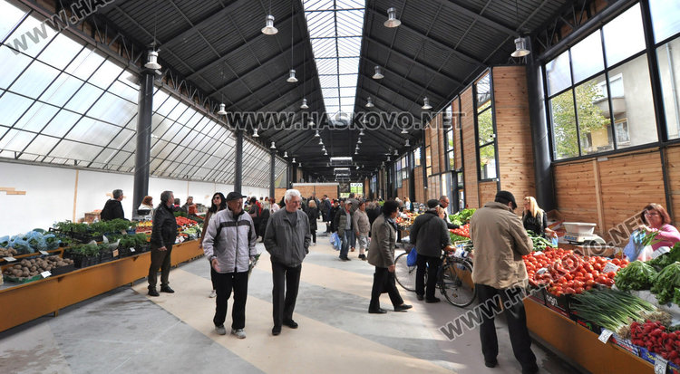 Заработи новият Бабин пазар в Димитровград – кметът и областният си напазаруваха