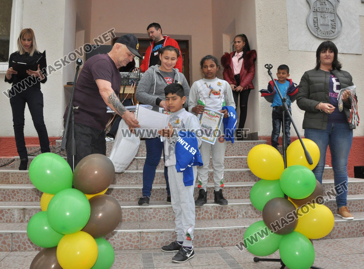 Медали за шампиони по борба в Международния ден на ромите