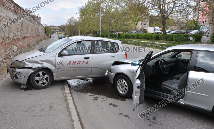 Служебен автомобил на димитровградска фирма и Ауди се сблъснаха в Хасково