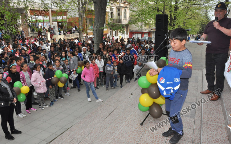 Медали за шампиони по борба в Международния ден на ромите