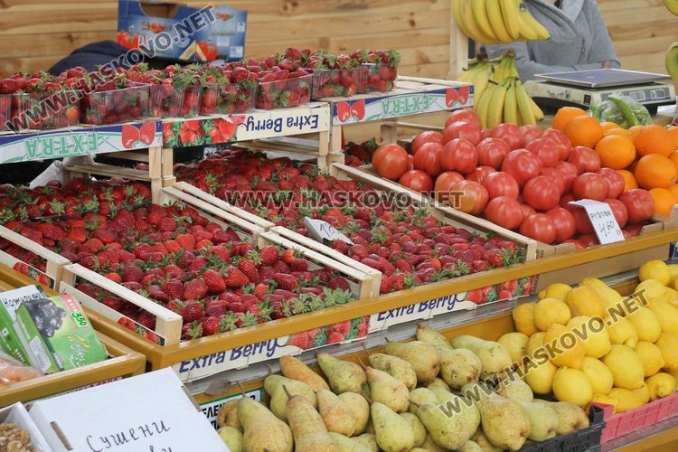 Заработи новият Бабин пазар в Димитровград – кметът и областният си напазаруваха