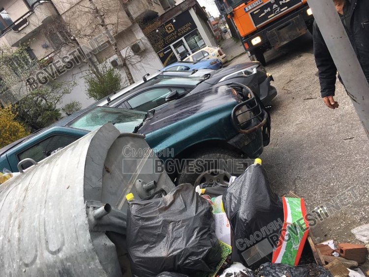 Пълна невъзможност на сметосъбиращата техника да отбие и да си свърши работата заради паркиралите коли до контейнерите