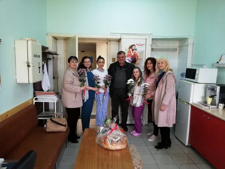 Жените социалистки не забравиха здравните работници в Кърджали