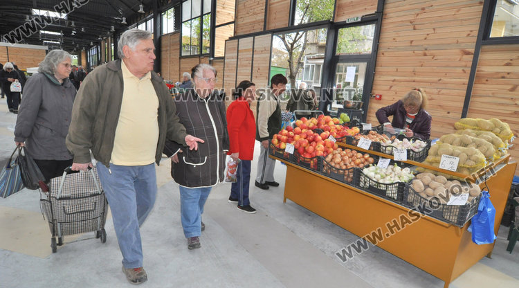 Заработи новият Бабин пазар в Димитровград – кметът и областният си напазаруваха