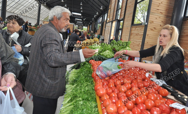 Заработи новият Бабин пазар в Димитровград – кметът и областният си напазаруваха