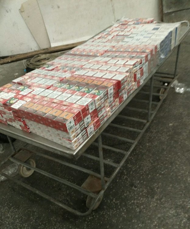 Крият цигари в гуми и тайници на камиони