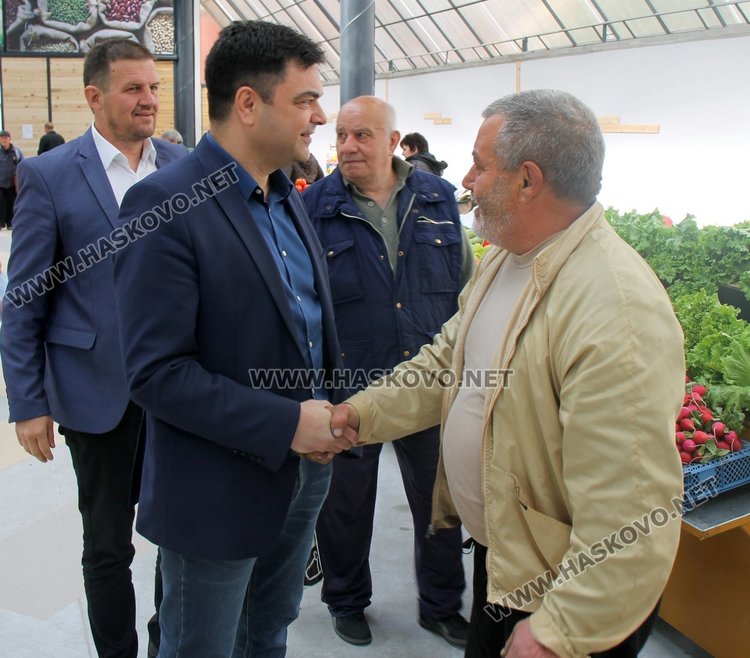 Заработи новият Бабин пазар в Димитровград – кметът и областният си напазаруваха