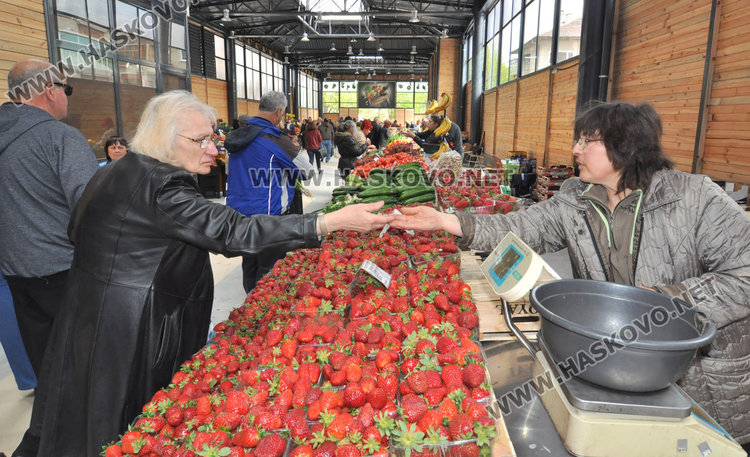 Заработи новият Бабин пазар в Димитровград – кметът и областният си напазаруваха