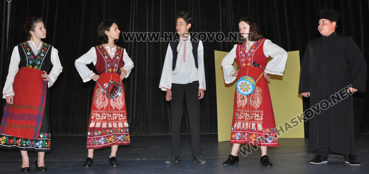 Млади театрали от „Боратино“ с прощъпулник на сцената в пиесата „Билети за рая“