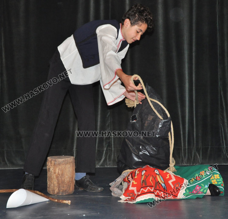 Млади театрали от „Боратино“ с прощъпулник на сцената в пиесата „Билети за рая“