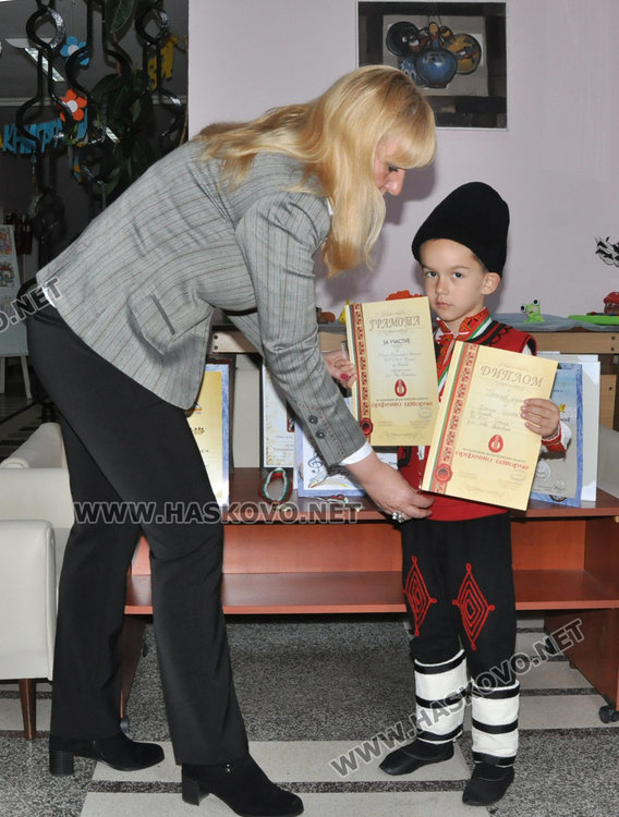 Дани получи подаръци от директорката на детската градина Венета Тенчева