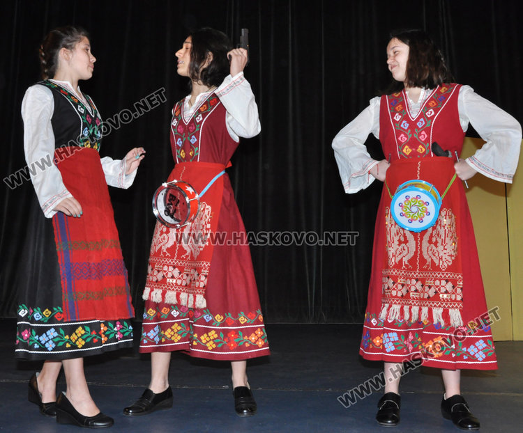 Млади театрали от „Боратино“ с прощъпулник на сцената в пиесата „Билети за рая“