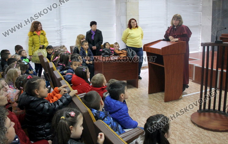 Час по гражданско образование в съда и Историческия музей за най-малките