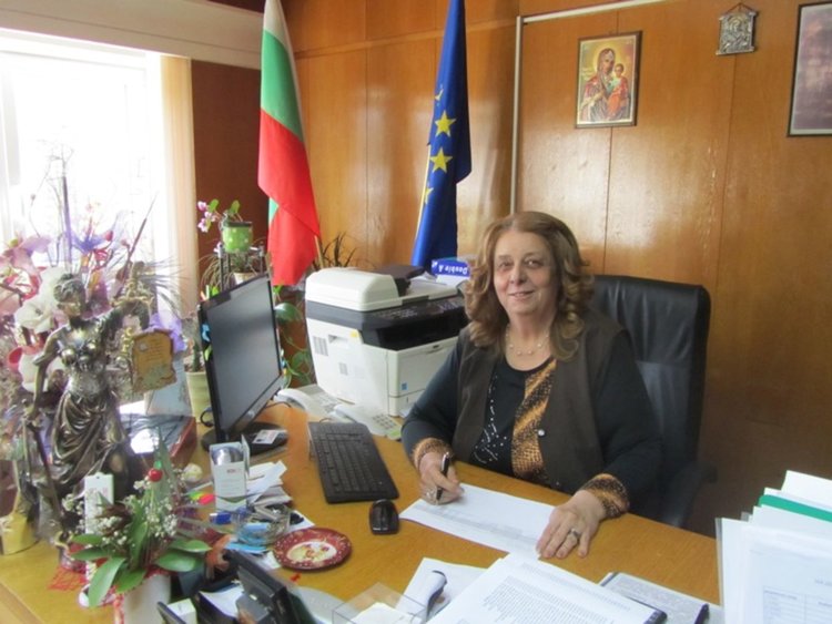 Зам.-кметът на Смолян Венера Аръчкова поднесе извинение на потърпевшата млада майка и призова при подобни проблеми с храната, майките да сигнализират директно в общинската администрация