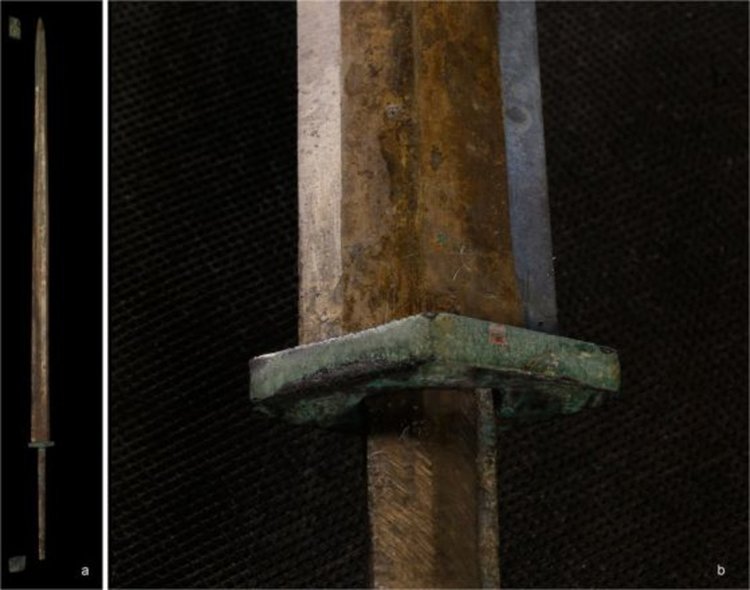 (A) Бронзов меч от Теракотената армия (B) Детайл от дръжката и острието на друг меч. Кредит: Martinón-Torres et al, doi: 10.1038/s41598-019-40613-7.