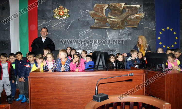 Час по гражданско образование в съда и Историческия музей за най-малките