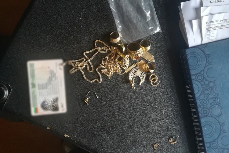 Снимка: МВР. Вещи, открити в дома на братята