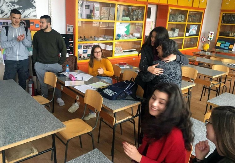 Заслужени аплодисменти и прегръдки посрещнаха девойката в класната стая днес