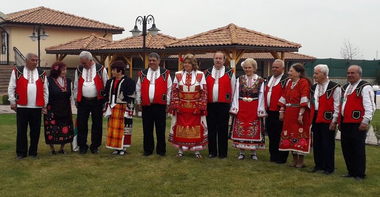 С кулинарно изложение и музикална програма читалището в Длъгнево отбелязва своя празник