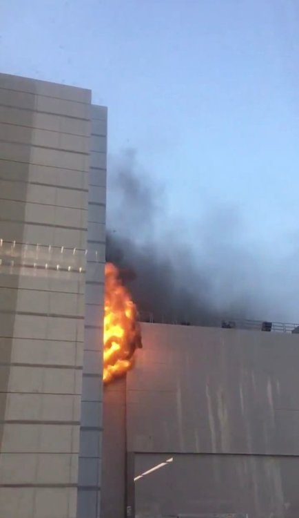 Трима загинаха, скачайки от горящ мол в Тайланд