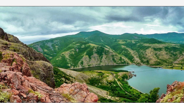 Неописуеми гледки и нежни аромати радват сетивата през пролетта на Моняк