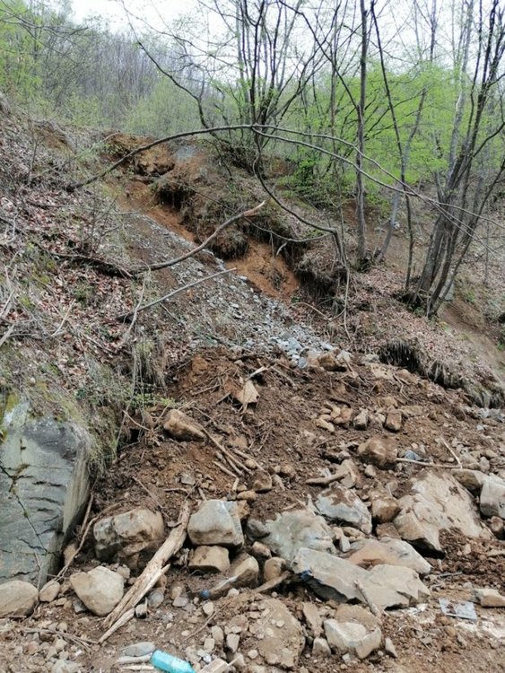 Овладяно е свлачище, застрашаващо да откъсне от света момчилградско село