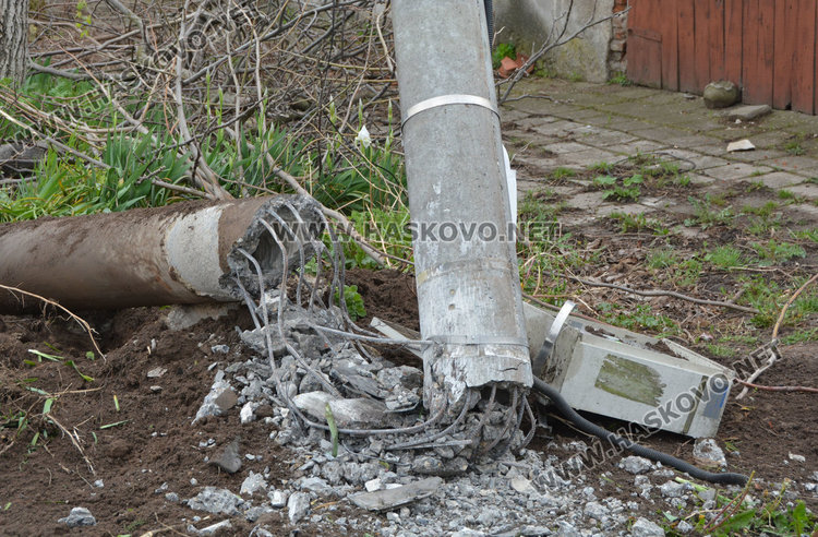 Шофьор на Опел се заби в стълб и го пречупи