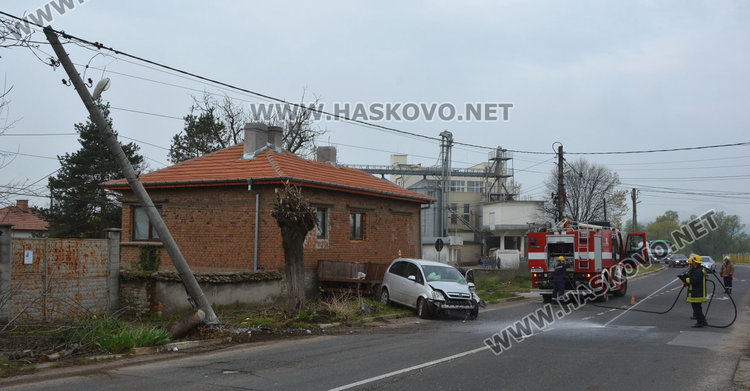 Шофьор на Опел се заби в стълб и го пречупи