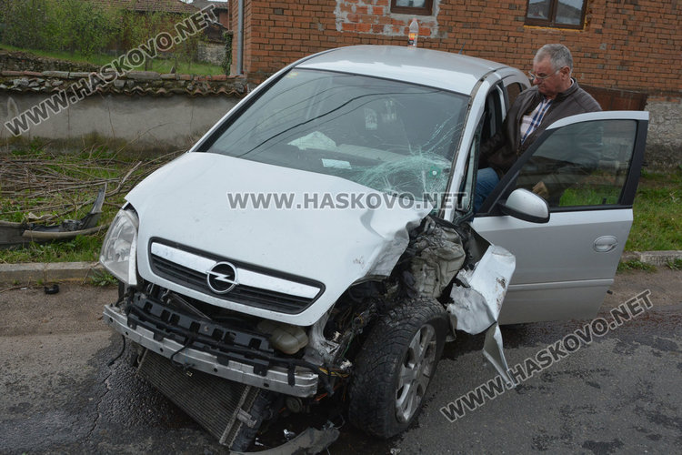 Шофьор на Опел се заби в стълб и го пречупи