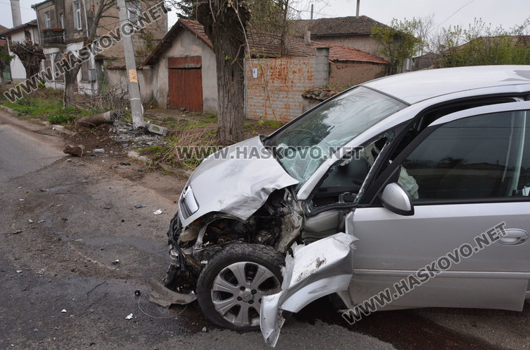 Шофьор на Опел се заби в стълб и го пречупи
