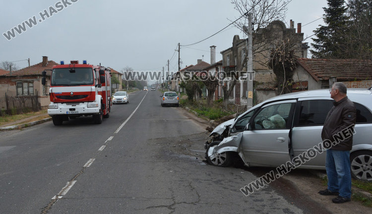 Шофьор на Опел се заби в стълб и го пречупи