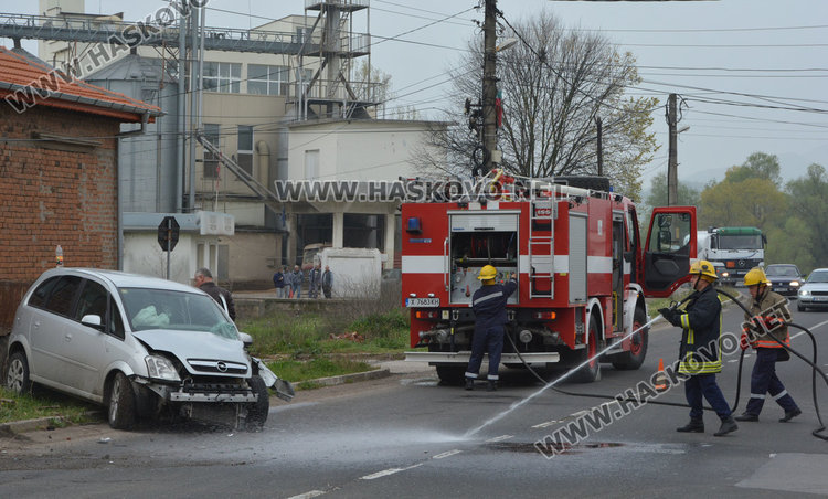 Шофьор на Опел се заби в стълб и го пречупи