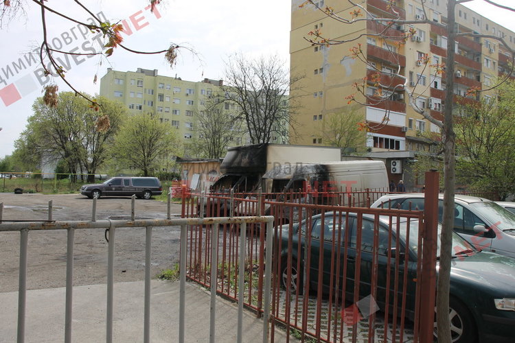 паркинга на Ем. Станев с запалените бусове в Димитровград