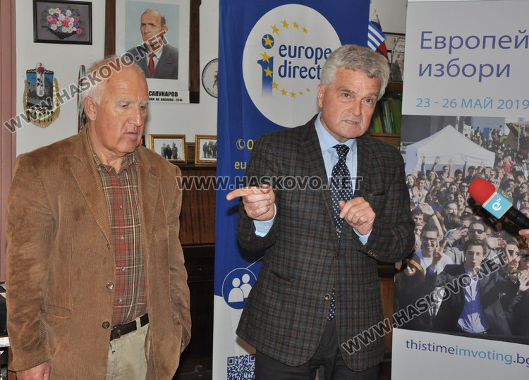 Проф. Румен Вълчев и председателят на Тракийското дружество в Хасково Кирил Сарджев