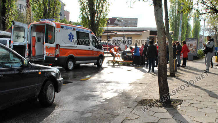 Водачка с Голф блъсна мъж до Младежкия център в Хасково и избяга
