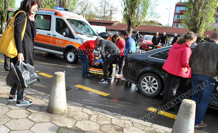 Водачка с Голф блъсна мъж до Младежкия център в Хасково и избяга