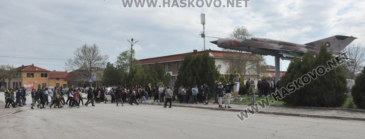 Отбелязаха Деня на авиацията и космонавтиката край самолета в Узунджово