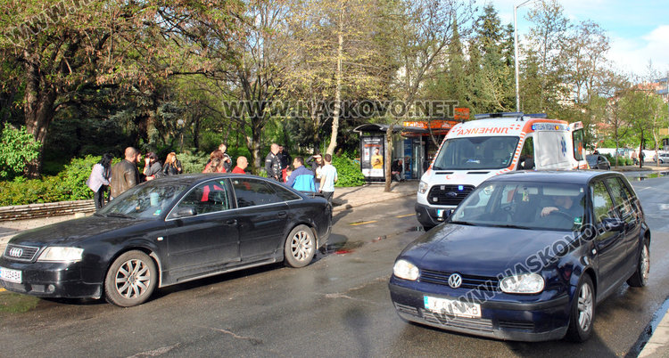 Водачка с Голф блъсна мъж до Младежкия център в Хасково и избяга
