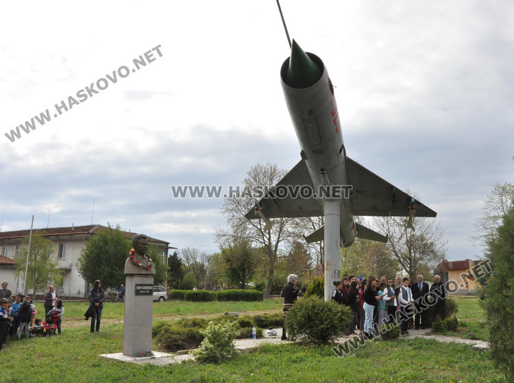 Отбелязаха Деня на авиацията и космонавтиката край самолета в Узунджово