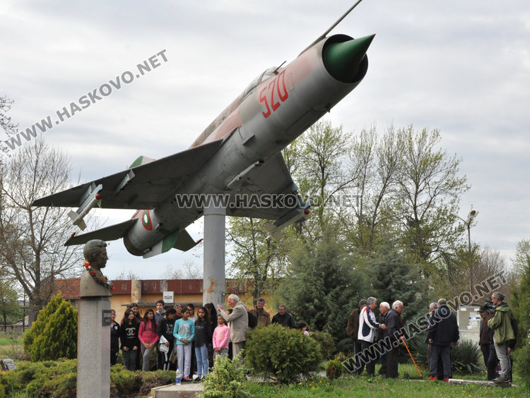 Отбелязаха Деня на авиацията и космонавтиката край самолета в Узунджово