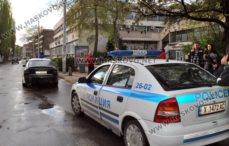 Водачка с Голф блъсна мъж до Младежкия център в Хасково и избяга
