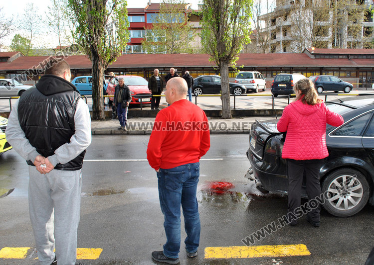 Водачка с Голф блъсна мъж до Младежкия център в Хасково и избяга