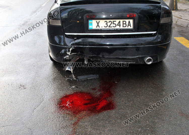 Водачка с Голф блъсна мъж до Младежкия център в Хасково и избяга