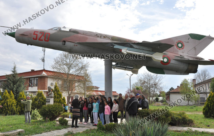 Отбелязаха Деня на авиацията и космонавтиката край самолета в Узунджово