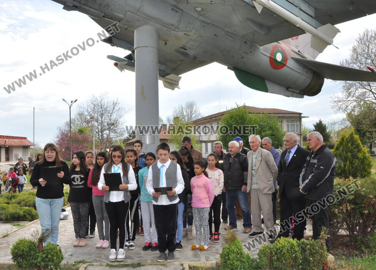 Отбелязаха Деня на авиацията и космонавтиката край самолета в Узунджово