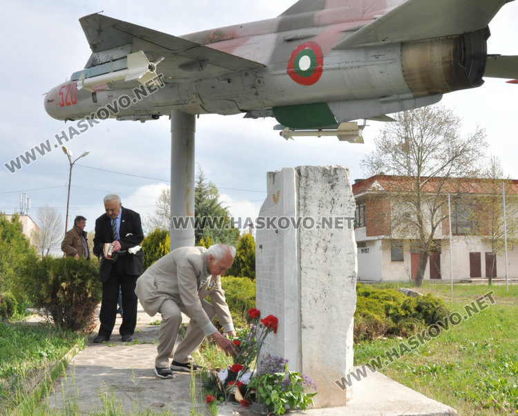 Отбелязаха Деня на авиацията и космонавтиката край самолета в Узунджово