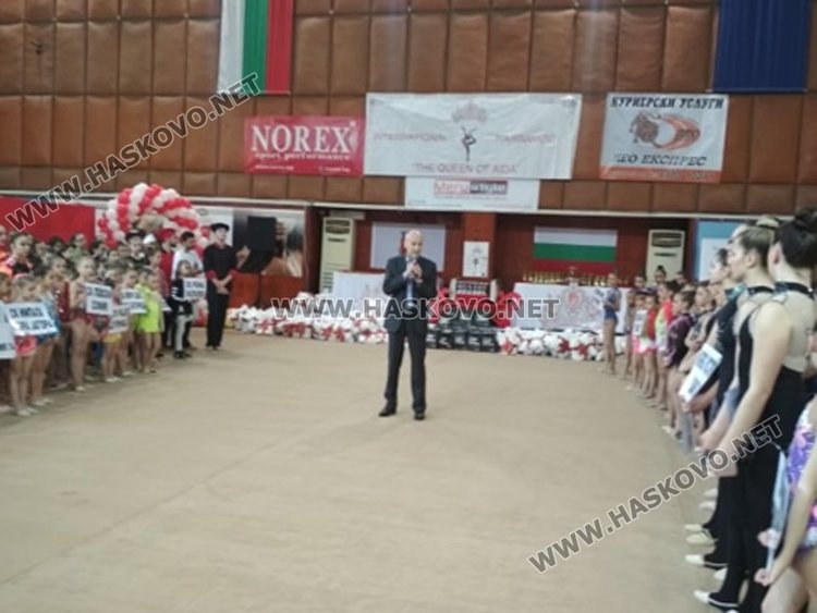 Красиви изпълнения на ансамблите във втория ден от "Кралица на Аида"