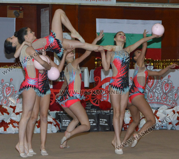 Красиви изпълнения на ансамблите във втория ден от "Кралица на Аида"